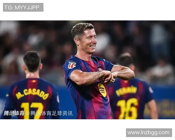 每体：莱万回绝冬窗加盟费内巴切，是否续约将由巴萨高层决议